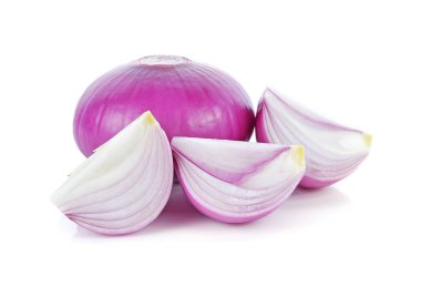 Beyaz zemin üzerinde kırmızı dilimlenmiş soğan izole