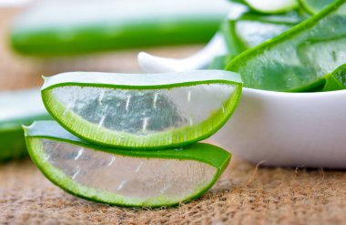 Aloe Vera (bir çok faydalı bitkisel ilaç cilt bakımı ve saç bakımı için dilim.)