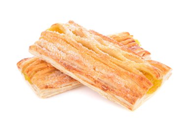 Beyaz arkaplanda izole edilmiş ananaslı turta