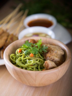 Erişte ve dilimlenmiş domuz eti.