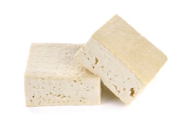 Beyaz arkaplanda tofu peyniri