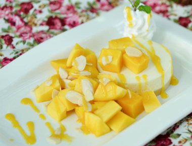 Mango cheesecake beyaz plaka üzerinde