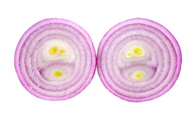 Beyaz zemin üzerinde kırmızı dilimlenmiş soğan izole