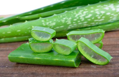 Aloe Vera (bir çok faydalı bitkisel ilaç cilt bakımı ve saç bakımı için dilim.)