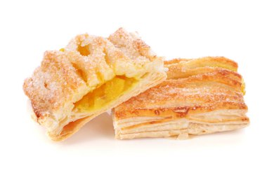 Beyaz arkaplanda izole edilmiş ananaslı turta