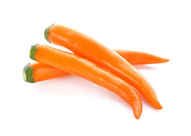 Beyaz arka planda turuncu biber