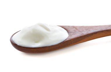 tahta üzerinde beyaz izole kaşık yoğurt.
