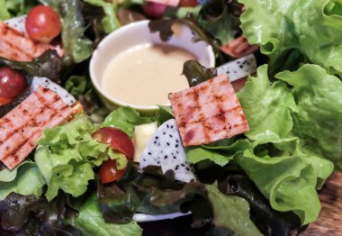 taze sebze ve meyve salatası jambon.