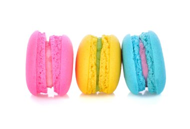 beyaz zemin üzerine lezzetli renkli acıbadem kurabiyesi