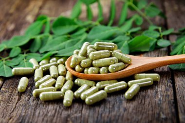 Moringa yaprakları ve kapsülleri (Sağlık için bitkiler)