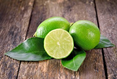 ahşap masa üzerinde olgunlaşmış taze limes.