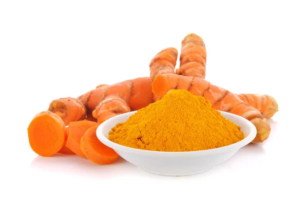 Beyaz arka plan üzerinde izole zerdeçal (Curcuma) tozu.