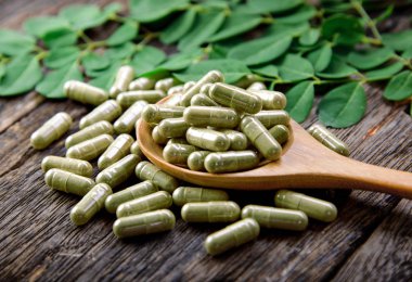 Moringa yaprakları ve kapsülleri (Sağlık için bitkiler)