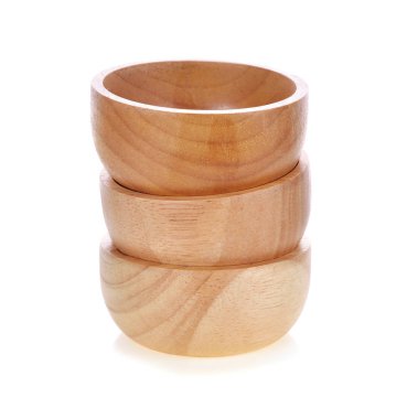 ahşap kase üzerinde beyaz izole.