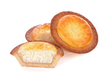 Beyaz arka plan üzerinde izole taze pişmiş Hokkaido peynirli tart