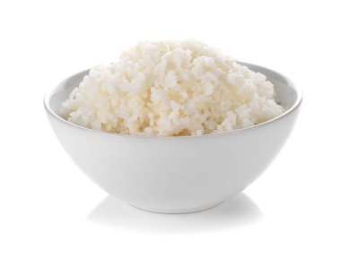 Beyaz arka planda bir kasede pirinç