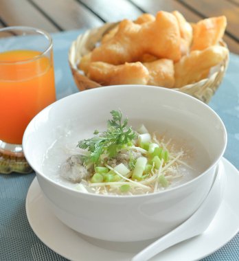 Haşlanmış pirinç domuz eti veya lapa kahvaltı için