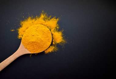 siyah arka plan üzerinde zerdeçal tozu.