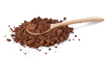 Beyaz arkaplanda izole edilmiş kakao tozu