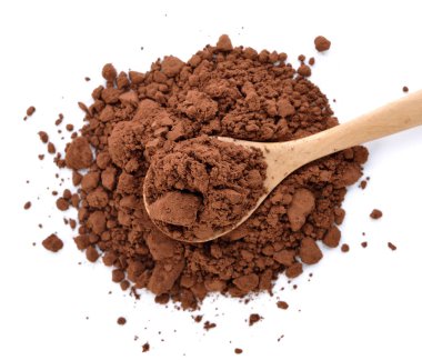 Beyaz arkaplanda izole edilmiş kakao tozu