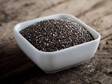 Masanın üzerinde sağlıklı Chia tohum.