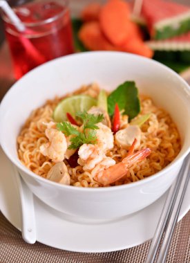 Tom Yum Kung noodles ile Tayland Gıda