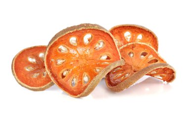 Aegle marmelo. Beyaz arkaplanda kuru bael meyvesi