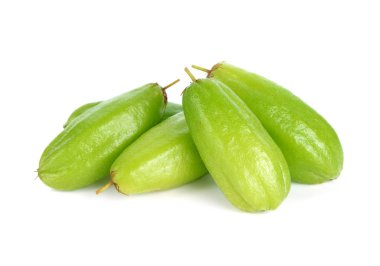Bilimbi (Averhoa bilimbi Linn.) veya salatalık meyve beyaz arka plan üzerinde