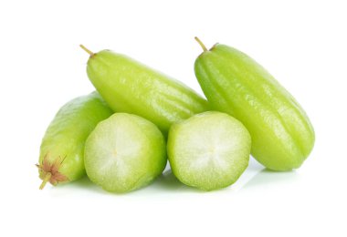 Bilimbi (Averhoa bilimbi Linn.) veya salatalık meyve beyaz arka plan üzerinde
