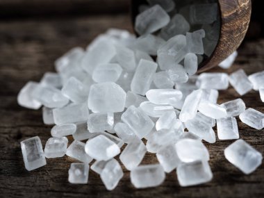 ahşap arka plan üzerinde rock şeker.