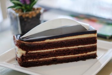 Lezzetli çikolatalı pasta plaka üzerinde