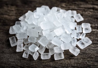 ahşap arka plan üzerinde rock şeker.