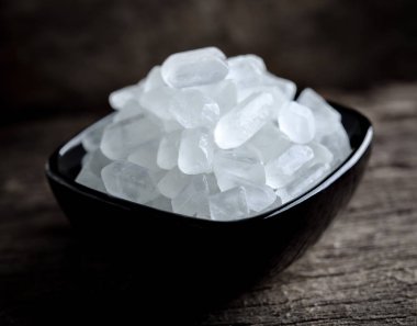 ahşap arka plan üzerinde rock şeker.