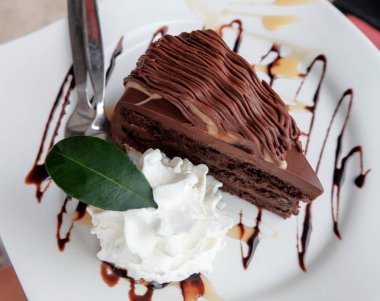 Lezzetli çikolatalı pasta plaka üzerinde