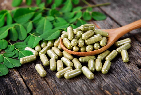 Moringa yaprakları ve kapsülleri (Sağlık için bitkiler)