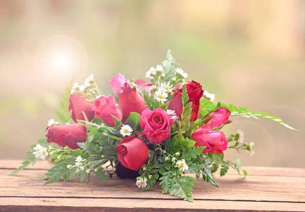 Kytice Růží Dřevěný Stůl — Stock fotografie