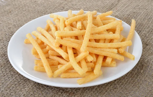 Süßkartoffelchips Auf Weißem Teller — Stockfoto