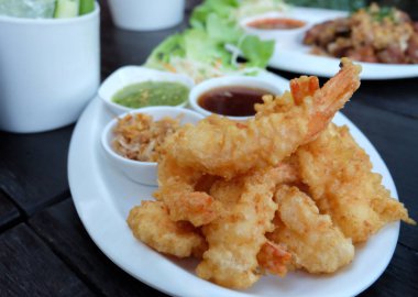 Kızarmış karides masada