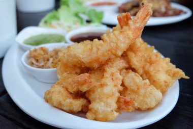 Kızarmış karides masada