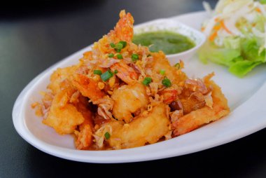 Kızarmış karides masada