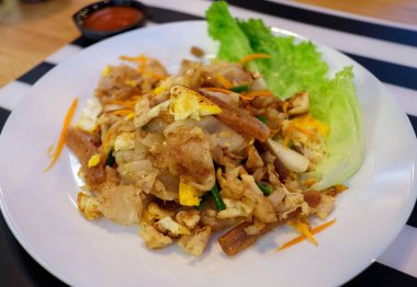 Tay yemeği. Kızarmış erişte ilave edin.