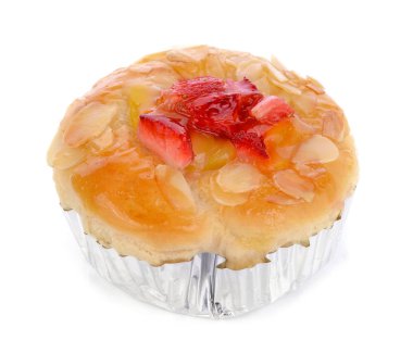 Çilek meyve Danimarka ekmek üzerinde beyaz izole.