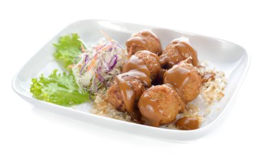 Kan, beyaz zemin üzerine Japon yemekleri.