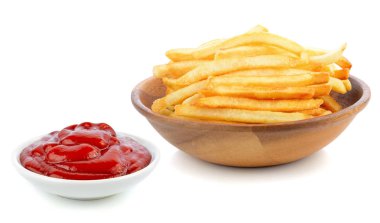 patates kızartması ve domates soslu beyaz arka plan üzerinde.