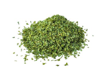 Beyaz arkaplanda izole edilmiş kurutulmuş maydanoz.