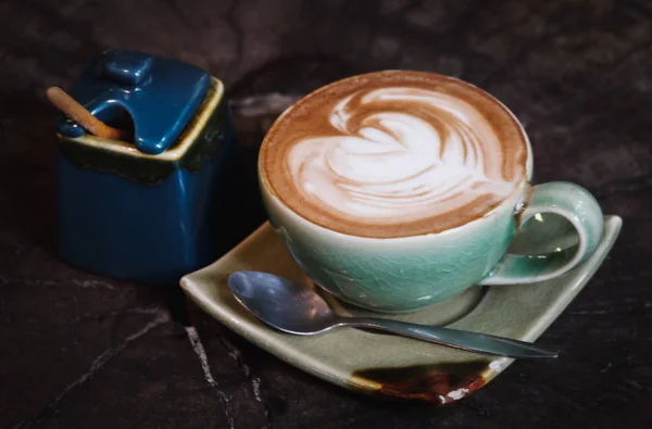 Tahta Bir Masada Bir Fincan Kahve — Stok fotoğraf