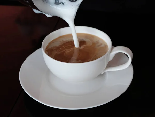Nasıl Süt Kahve Barista Odak Tarafından Latte Sanat Yapmak — Stok fotoğraf