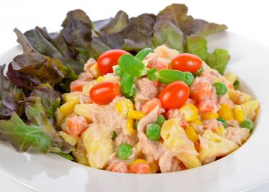 Karışık salata yaprakları ile ton balığı salatası