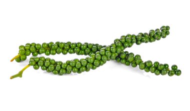 Beyaz arka planda taze yeşil biberler