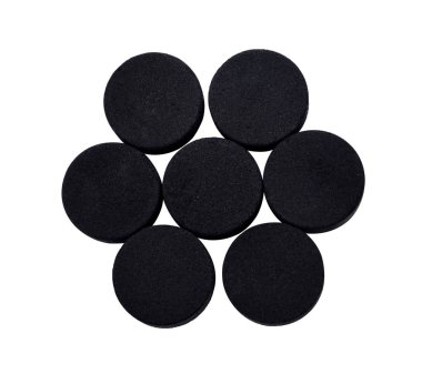 Beyaz arka planda izole edilmiş aktif kömür tablet hapları